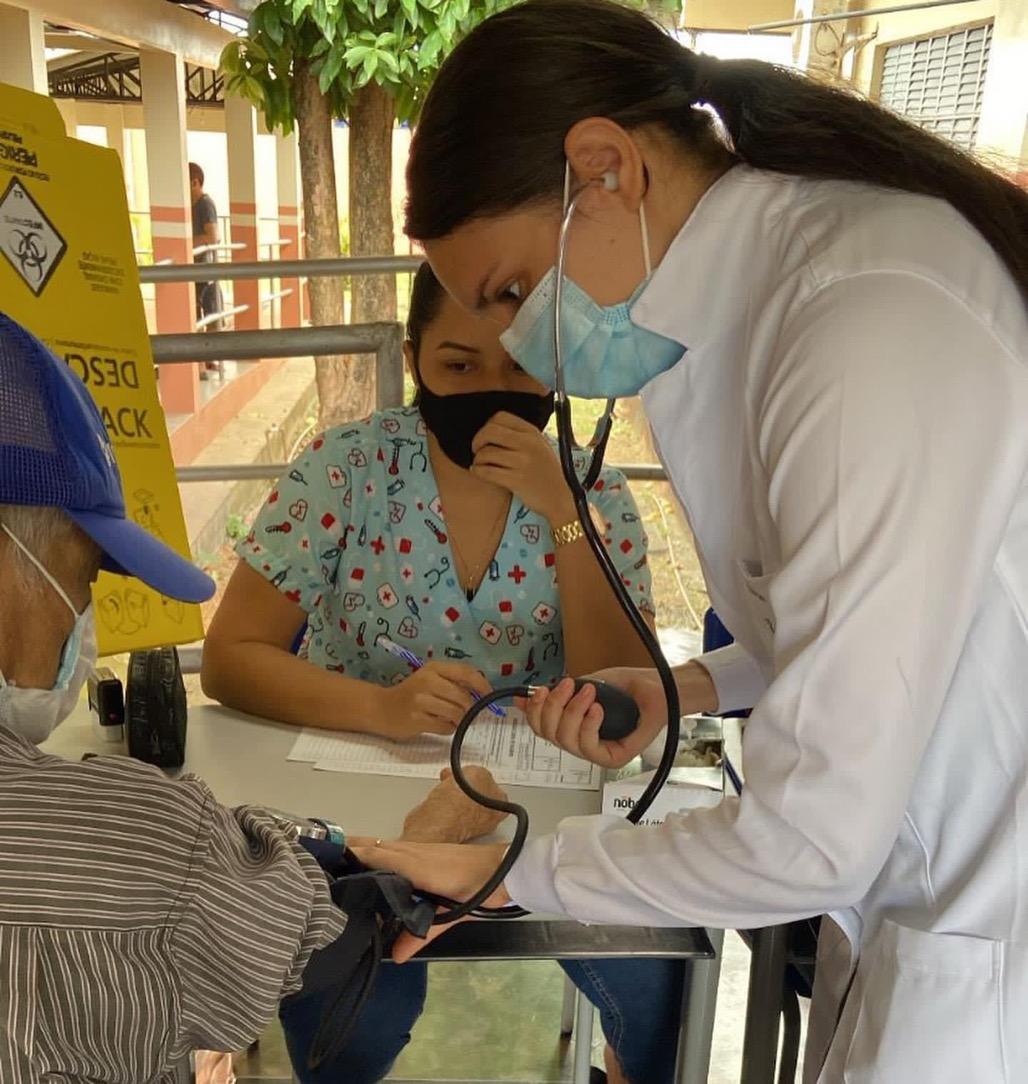 Acadêmicos do curso de Enfermagem da Faculdade Madre Tereza participam de ação de saúde