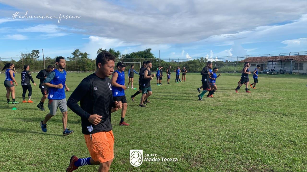 Acadêmicos do Grupo Madre Tereza participam de aula prática no Estádio Augusto Antunes