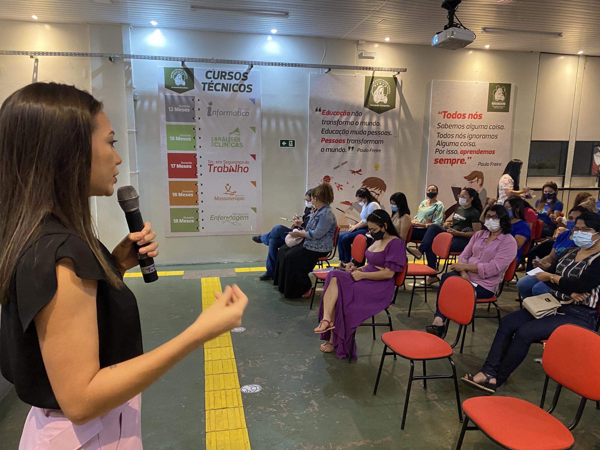 Grupo Madre Tereza realiza palestra voltada para as mulheres da casa