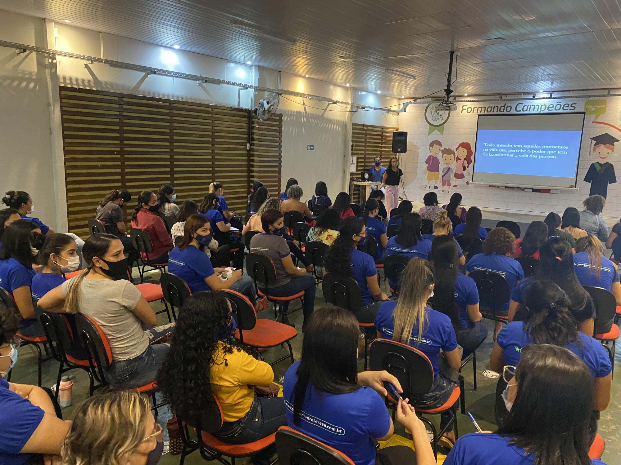 Grupo Madre Tereza realiza palestra voltada para as mulheres da casa