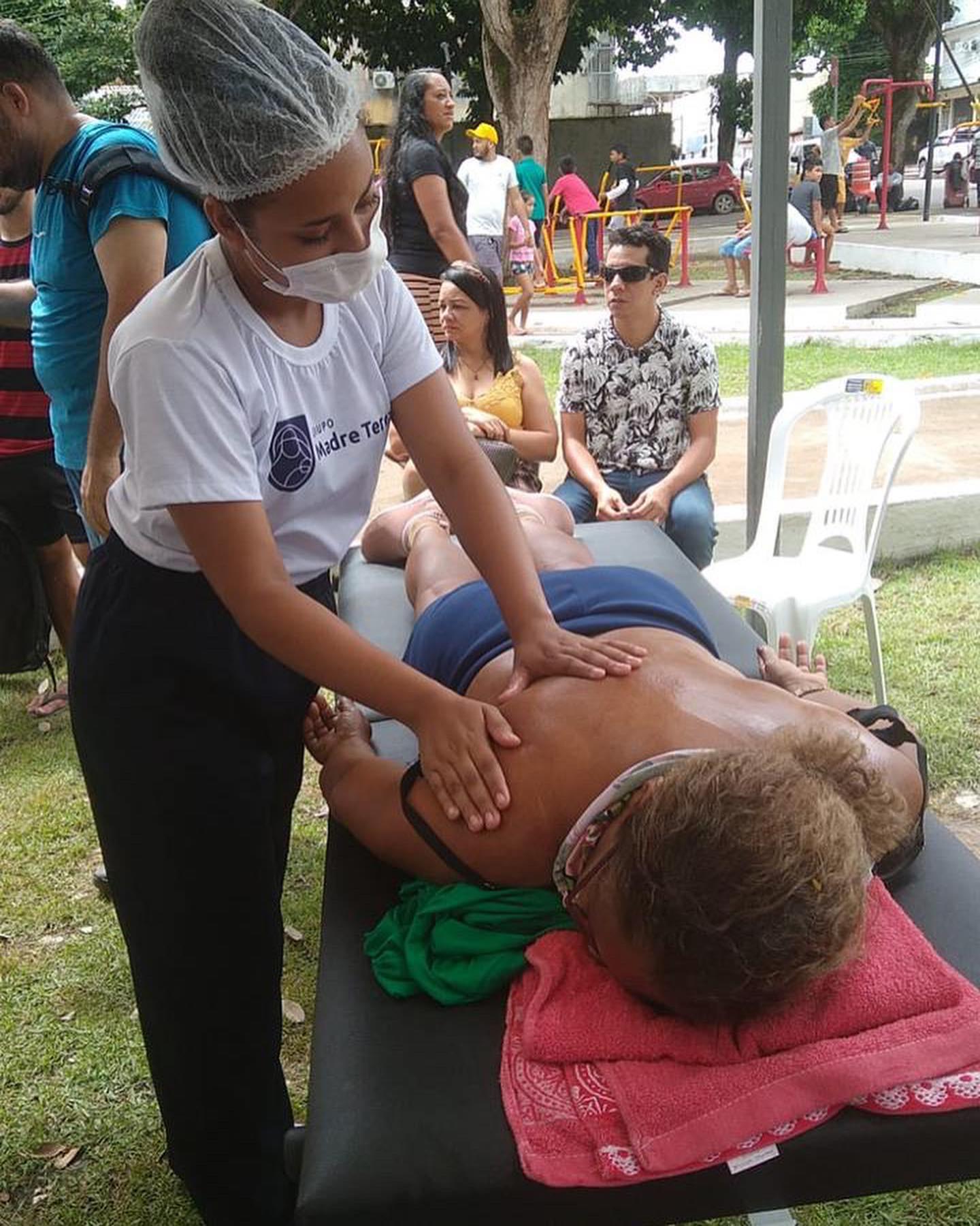 Grupo Madre Tereza oferta serviços de massoterapia durante evento realizado pela Prefeitura de Macapá 