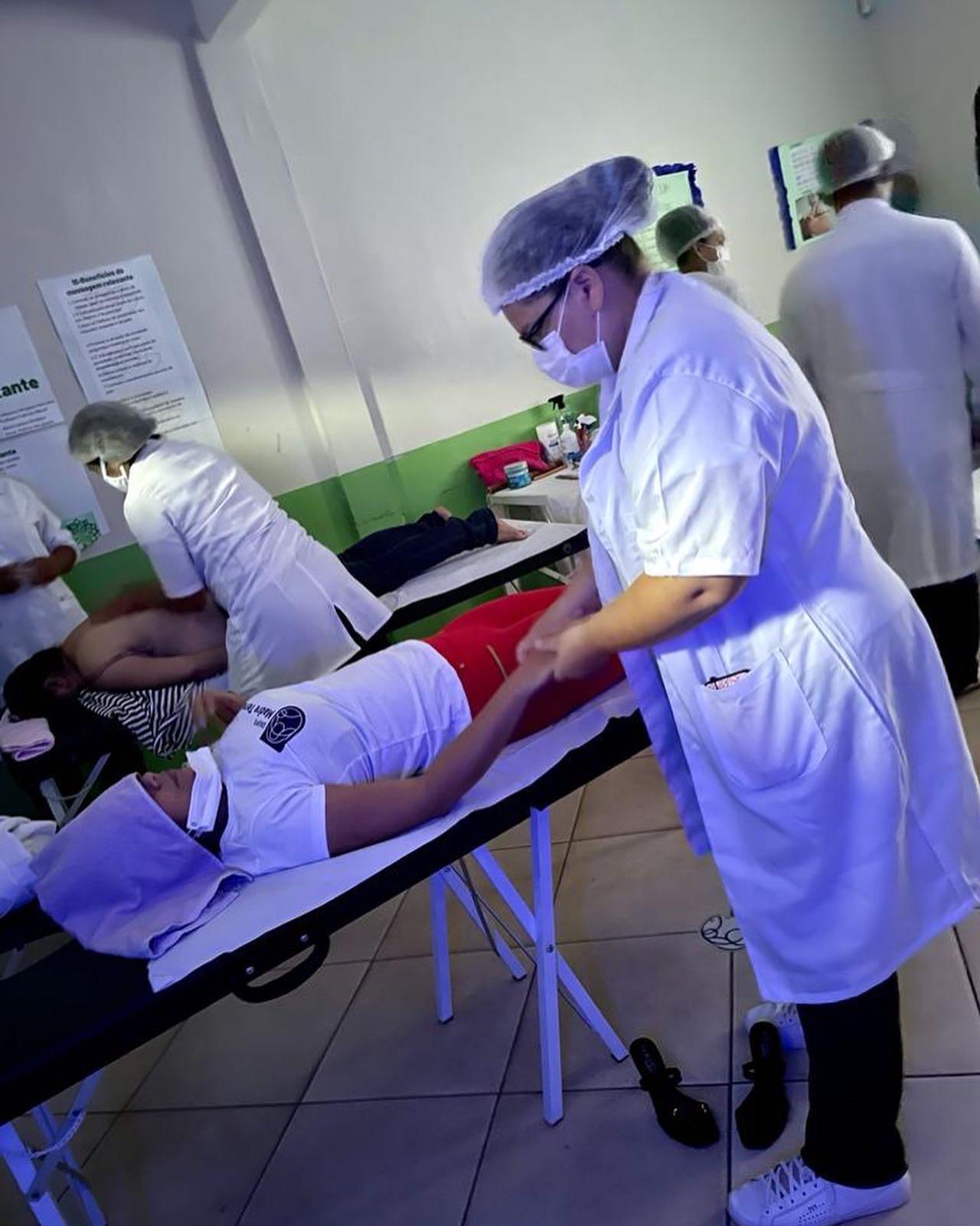 Grupo Madre Tereza realiza ação no dia do Massoterapeuta