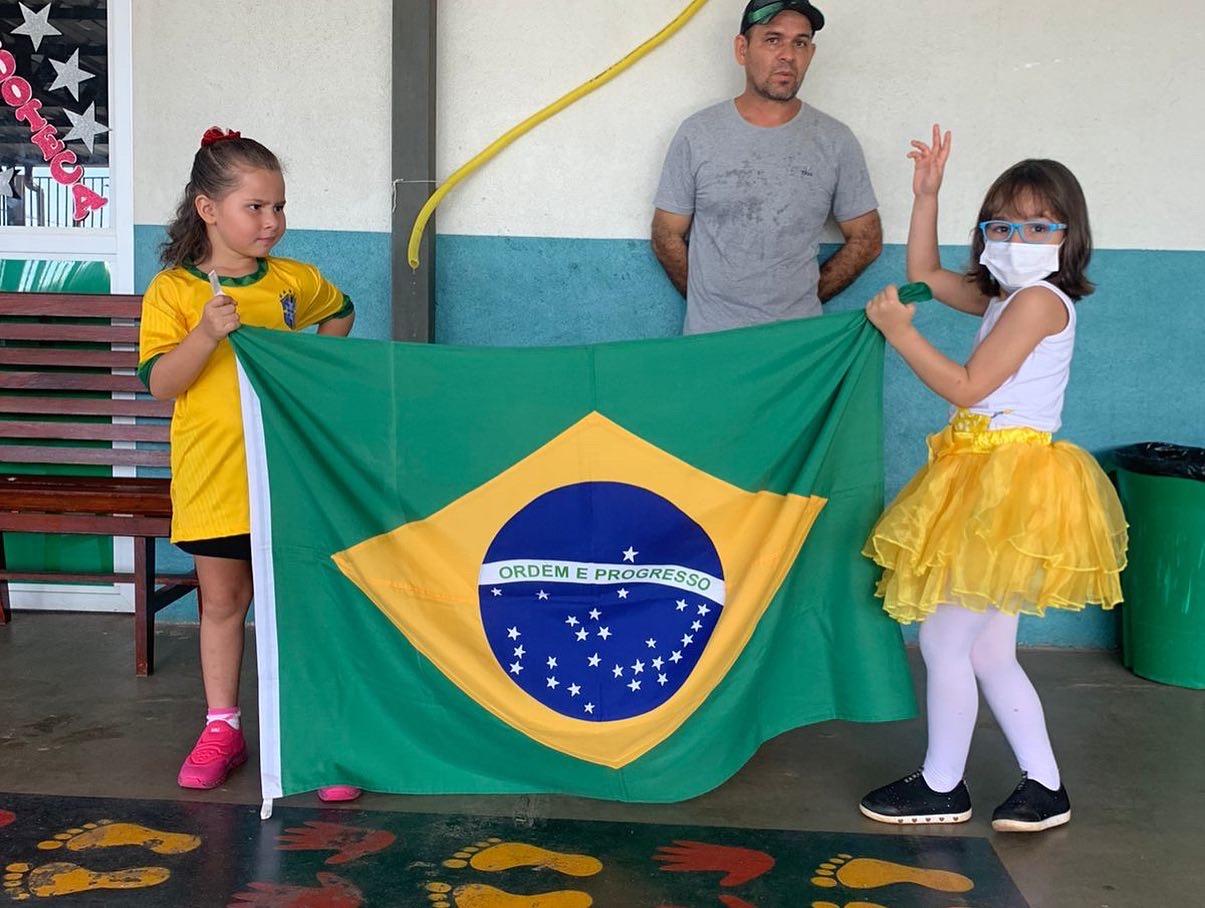 Grupo Madre Tereza realiza desfile cívico com os alunos da Educação Infantil 