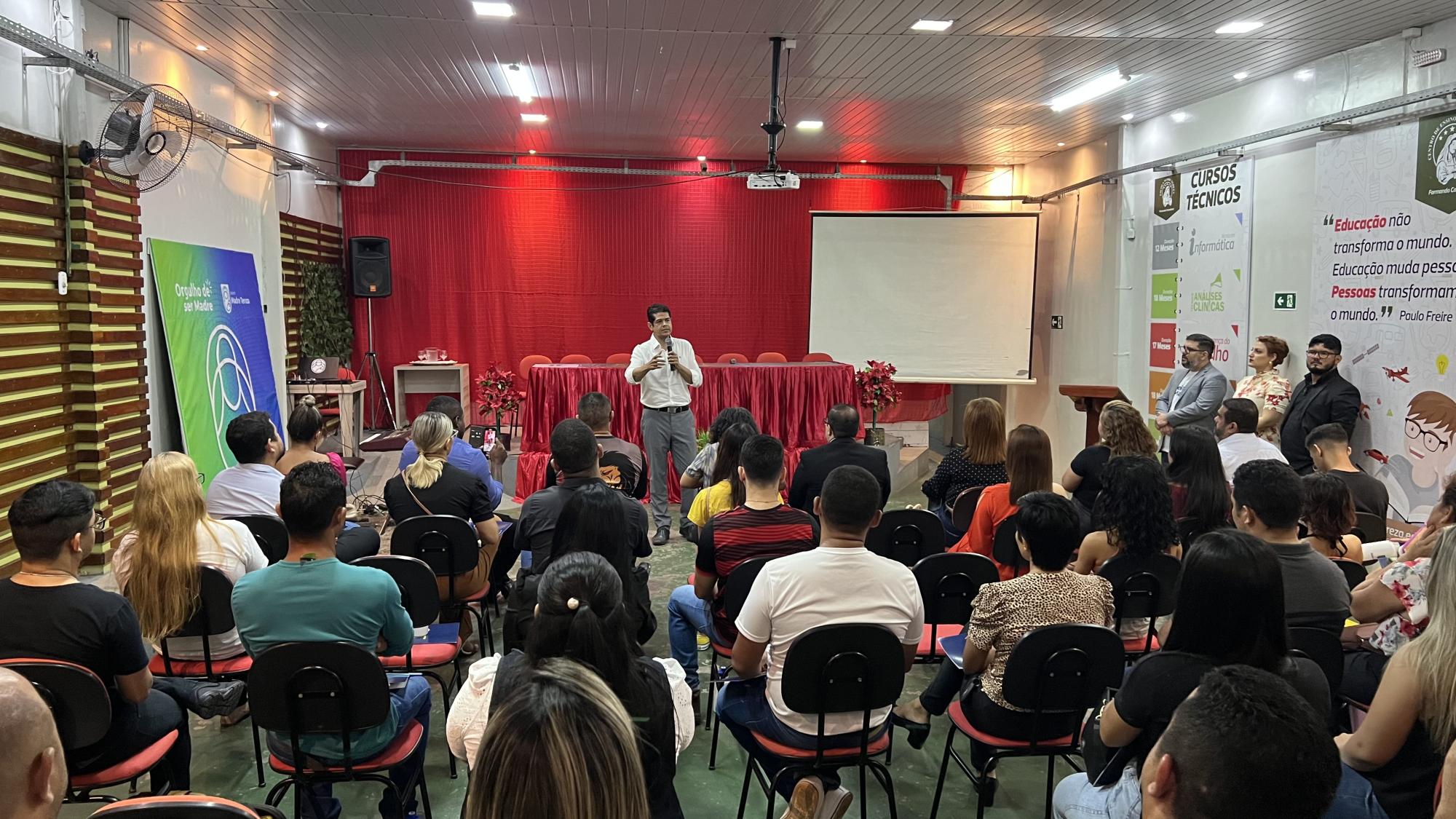 Grupo Madre Tereza realiza aula Magna  do curso de Direito