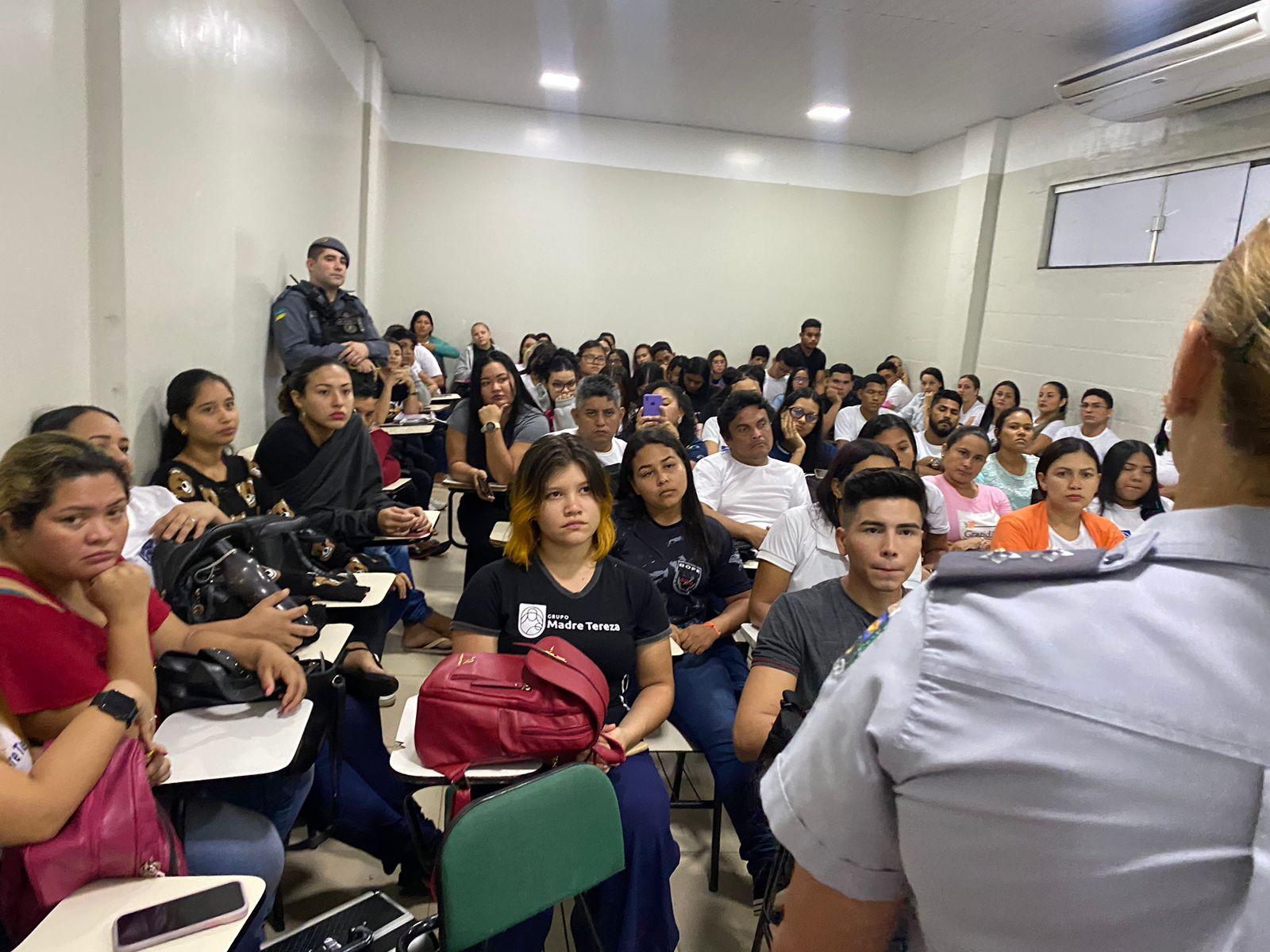 Patrulha Maria da Penha realiza palestra na Escola Madre Tereza Santana