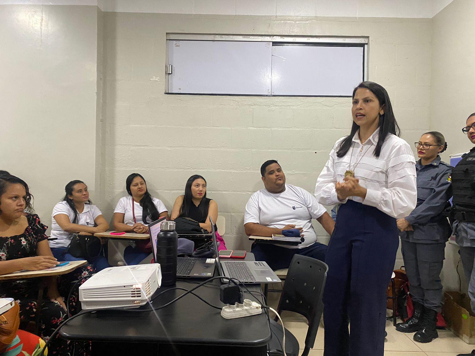 Patrulha Maria da Penha realiza palestra na Escola Madre Tereza Santana