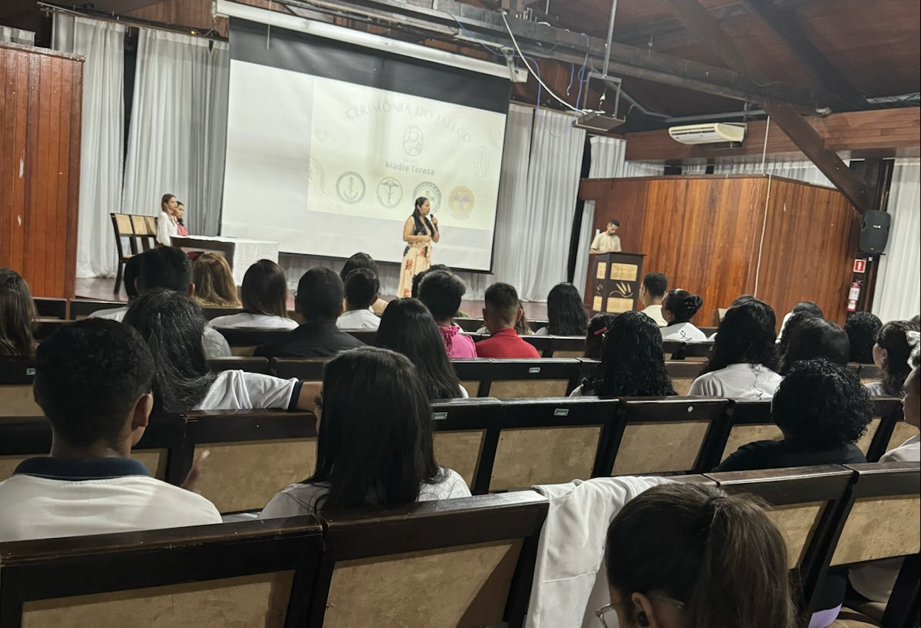 Grupo Madre Tereza Celebra Sonhos e Profissões na Cerimônia do Jaleco