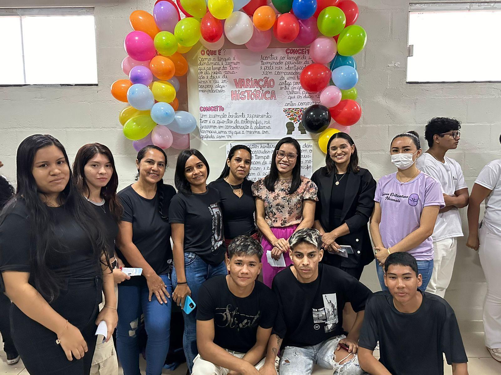 Grupo Madre Tereza leva a linguagem ao centro do cuidado em enfermagem: uma exposição educativa revela sua importância vital.