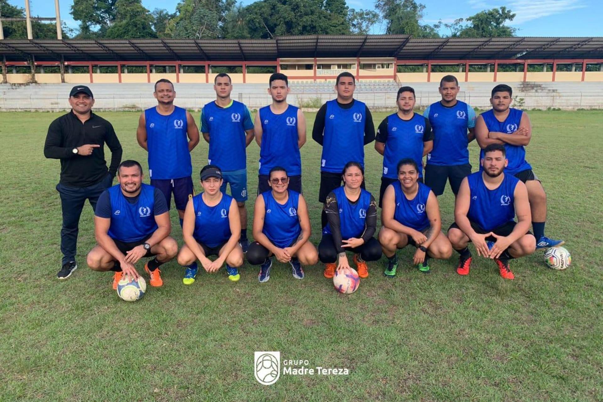 Acadêmicos do Grupo Madre Tereza participam de aula prática no Estádio Augusto Antunes