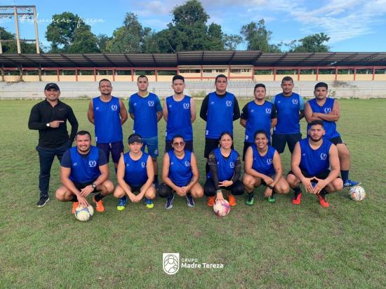 Acadêmicos do Grupo Madre Tereza participam de aula prática no Estádio Augusto Antunes