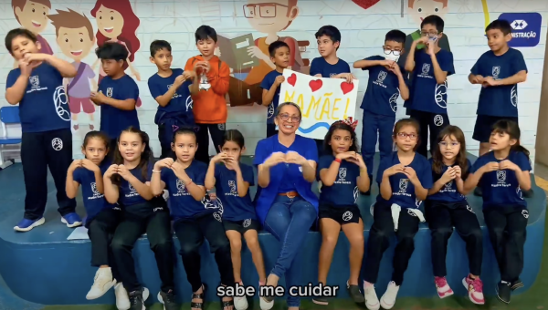Alunos do Fundamental I do Centro de Ensino Madre Tereza emocionam com clipe em homenagem às mães