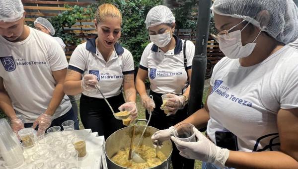 Alunos do Grupo Madre Tereza realizam Sopão do Bem em frente ao HE como ato de humanidade