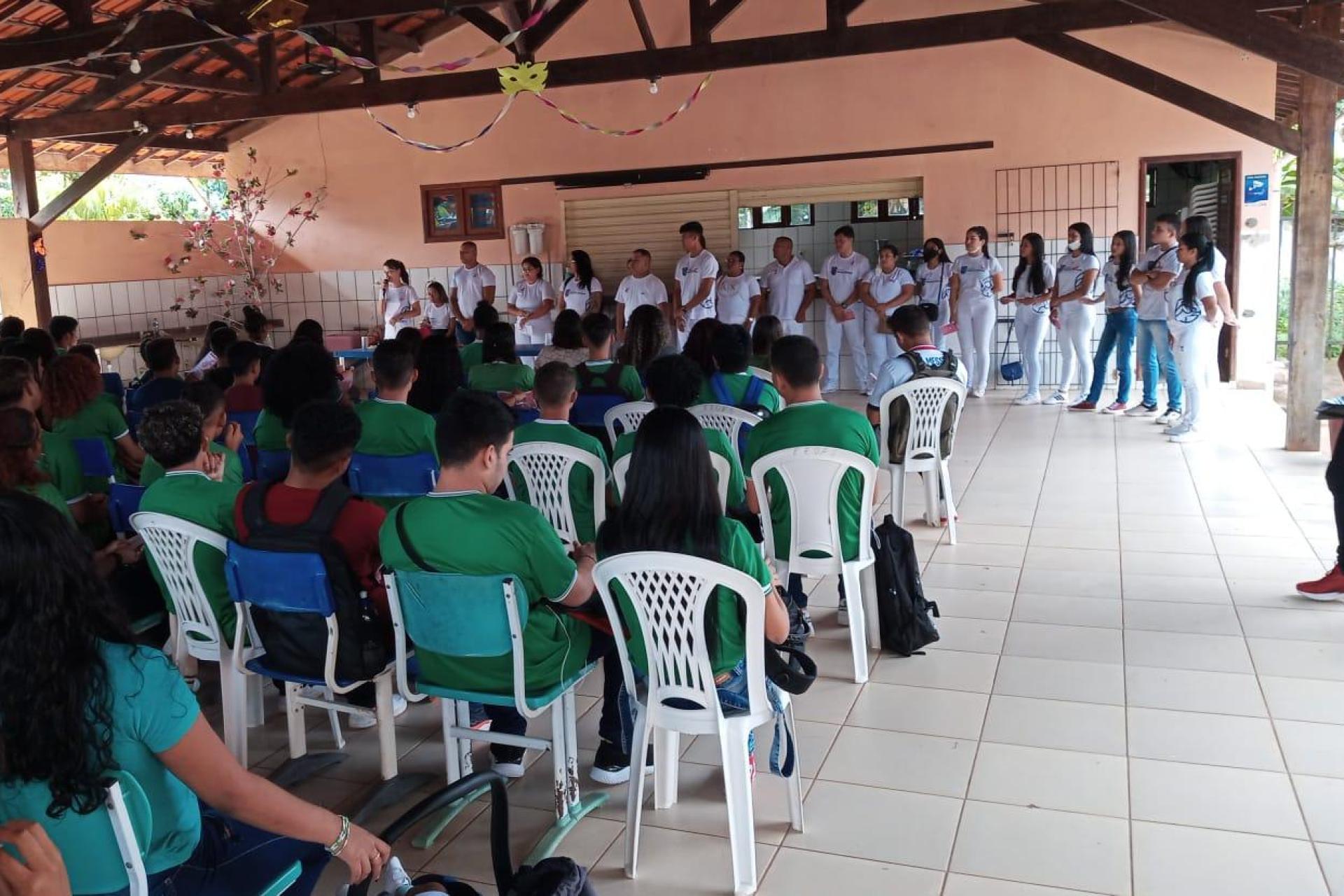 Alunos do Grupo Madre Tereza realizam palestra sobre gravidez na adolescência e HIV x AIDS na Ilha de Santana-AP