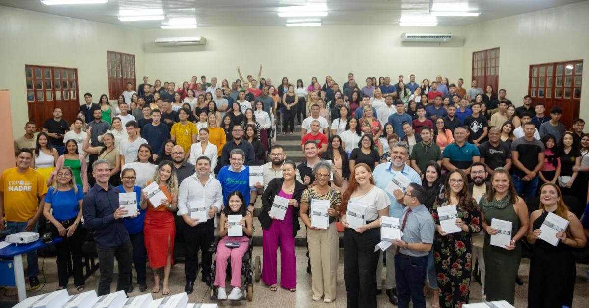 Aula Magna do Curso de Direito da Faculdade Madre Tereza com o Senador Randolfe Rodrigues: Um Encontro de Experiências e Conhecimento Constitucional Aula Magna do Curso de Direito da Faculdade Madre Tereza com o Senador Randolfe Rodrigues: Um Encontro de Experiências e Conhecimento Constitucional