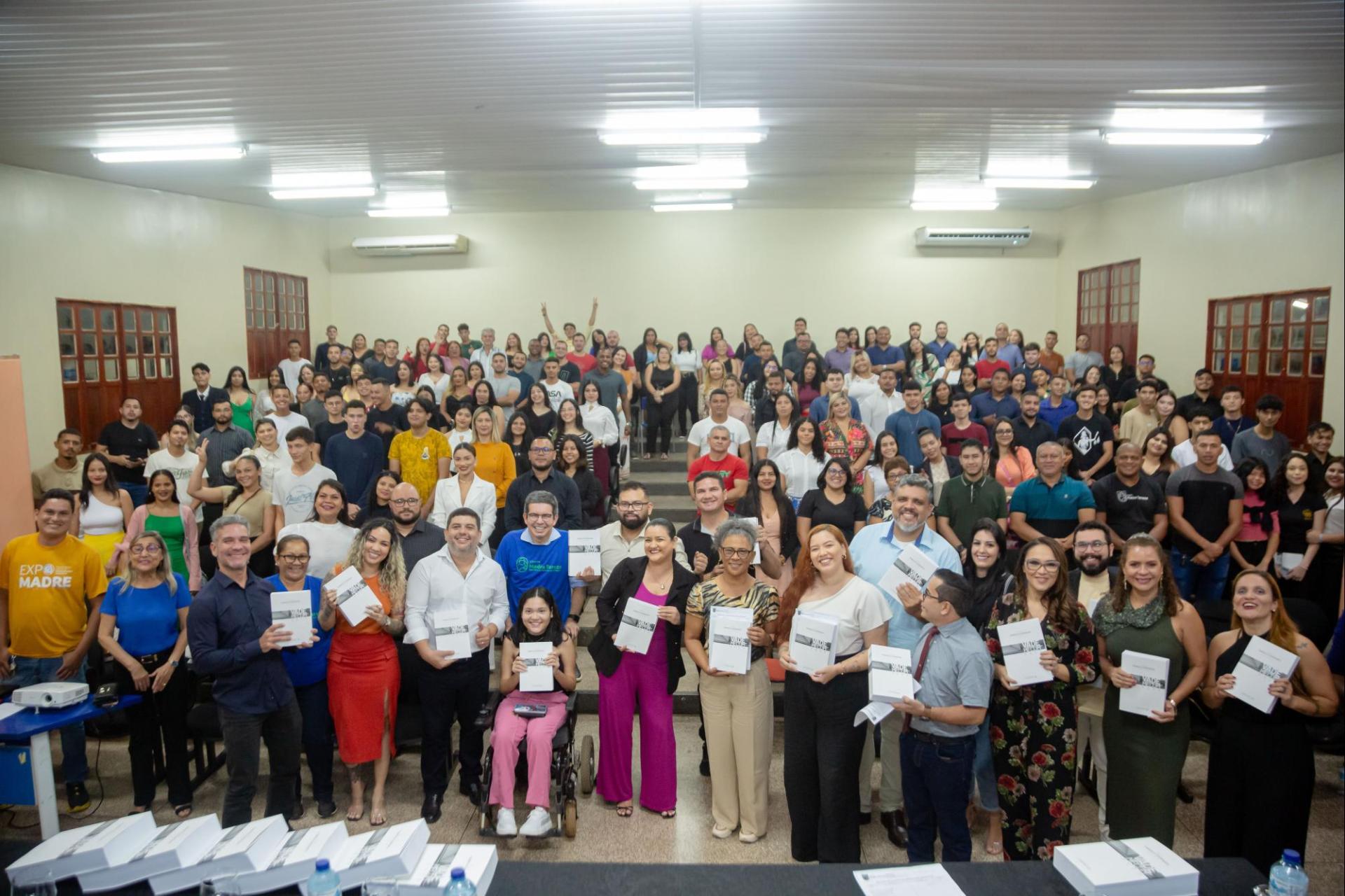 Aula Magna do Curso de Direito da Faculdade Madre Tereza com o Senador Randolfe Rodrigues: Um Encontro de Experiências e Conhecimento Constitucional