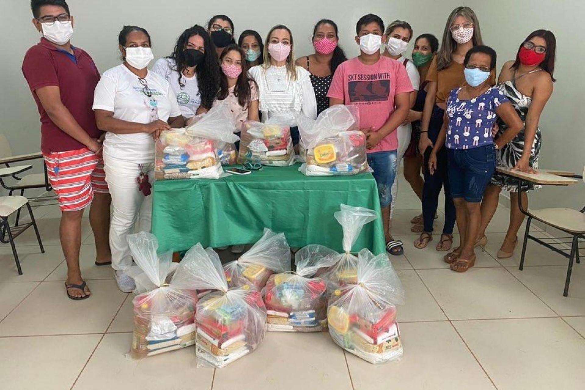 Coordenação dos Cursos Técnicos em Santana realiza doação de alimentos