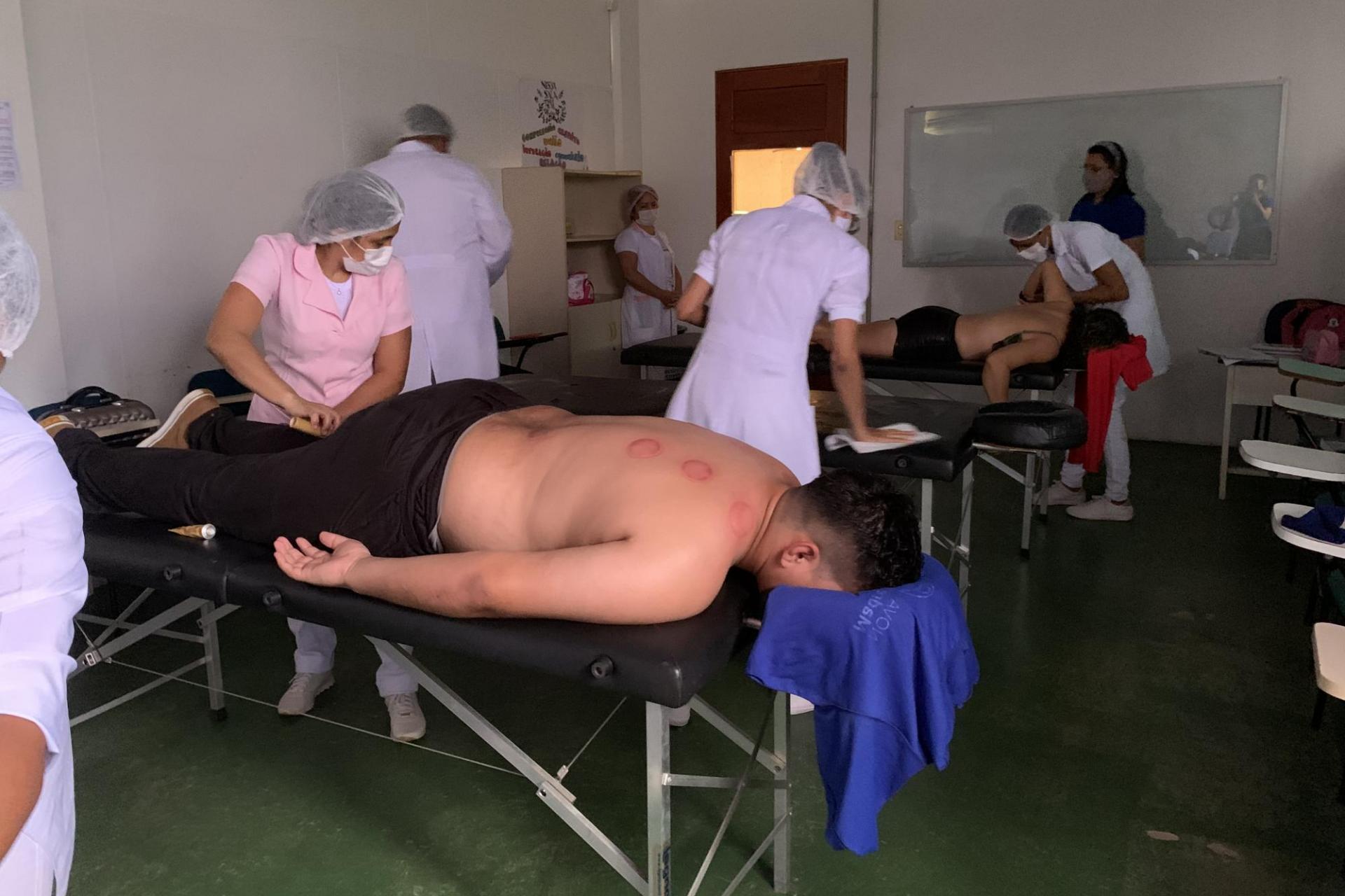 Estudantes do Grupo Madre oferecem serviços de massoterapia para funcionários da casa