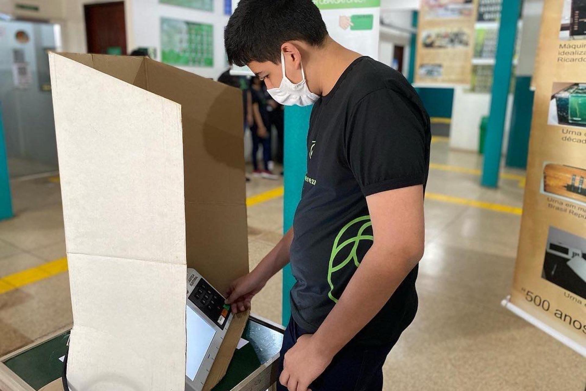 Estudantes do Grupo Madre Tereza participaram do projeto Eleitor do Futuro