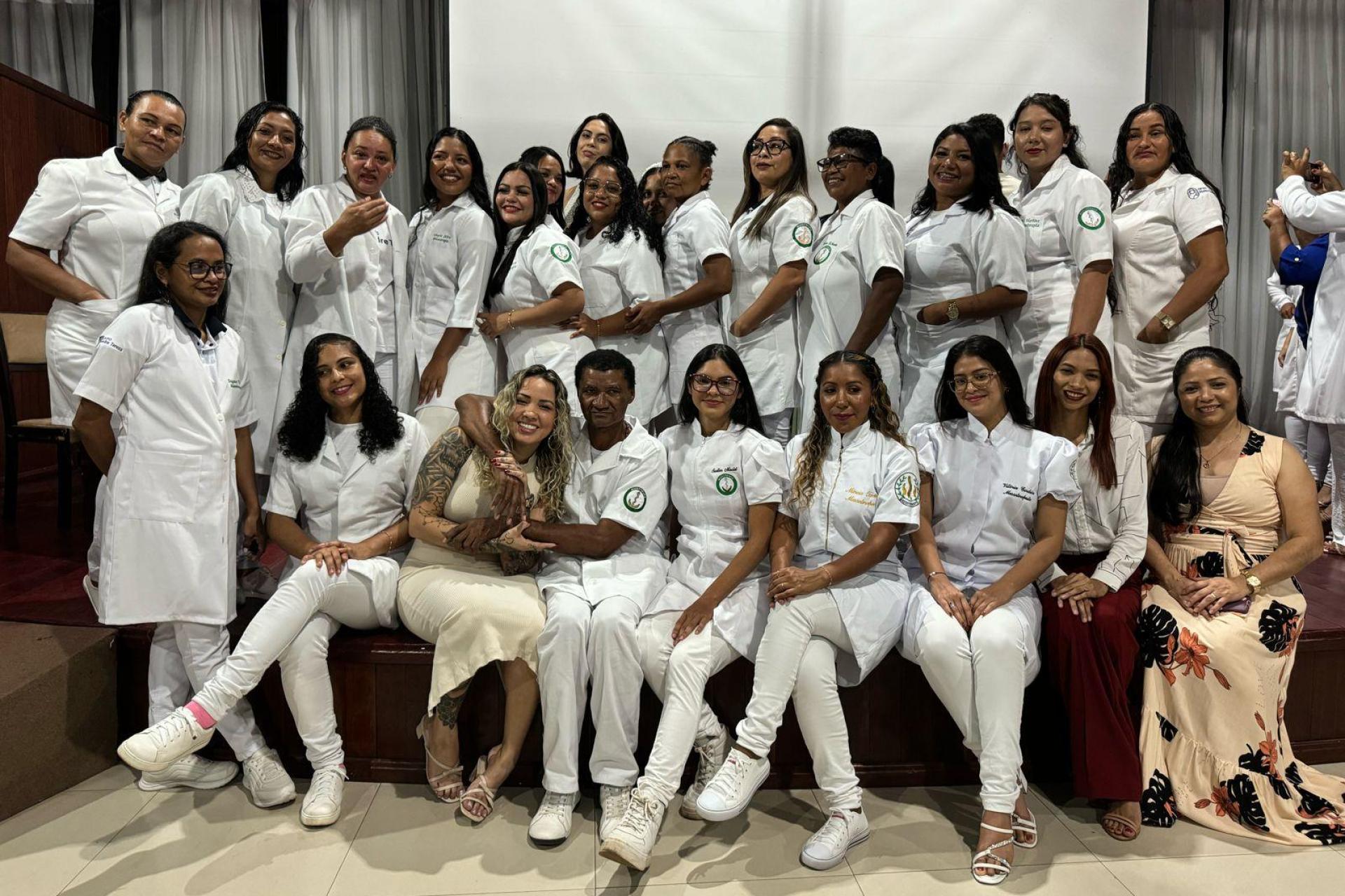 Grupo Madre Tereza Celebra Sonhos e Profissões na Cerimônia do Jaleco