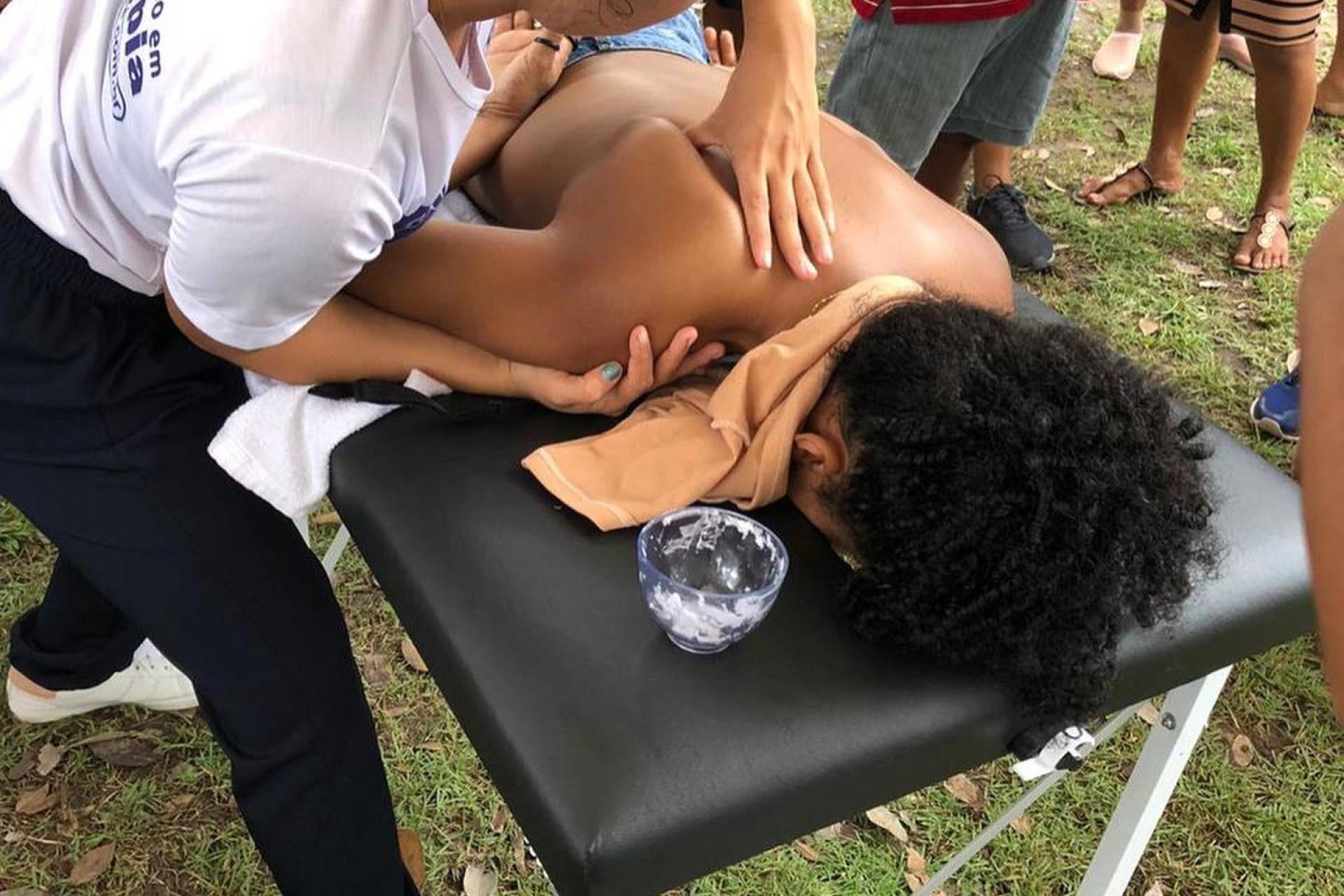 Grupo Madre Tereza oferta serviços de massoterapia durante evento realizado pela Prefeitura de Macapá 