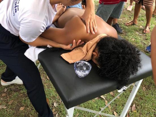 Grupo Madre Tereza oferta serviços de massoterapia durante evento realizado pela Prefeitura de Macapá 