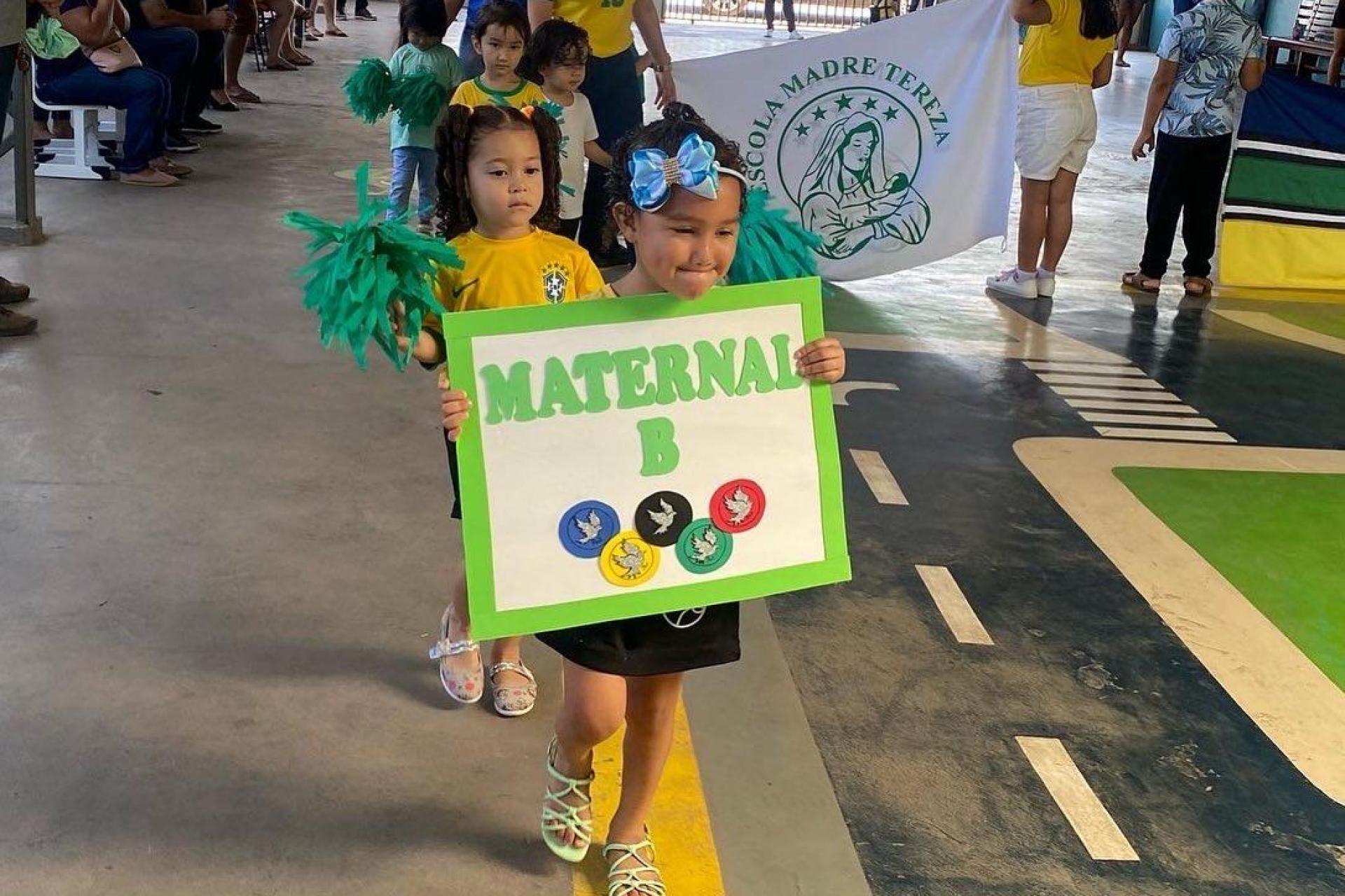 Grupo Madre Tereza realiza desfile cívico com os alunos da Educação Infantil 