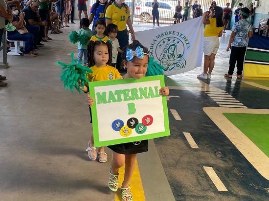 Grupo Madre Tereza realiza desfile cívico com os alunos da Educação Infantil 