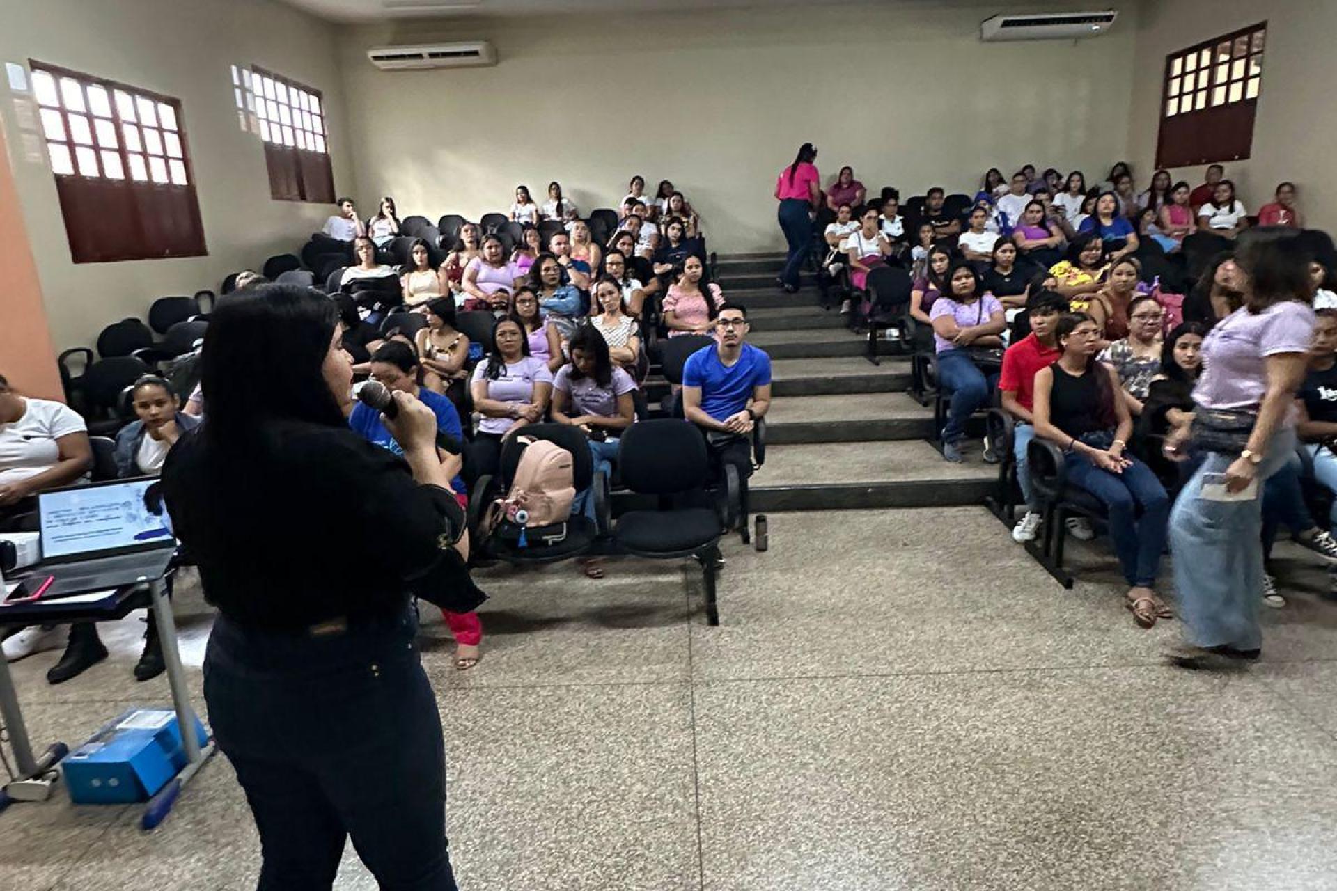 Grupo Madre Tereza realiza palestra em alusão ao Março Lilás