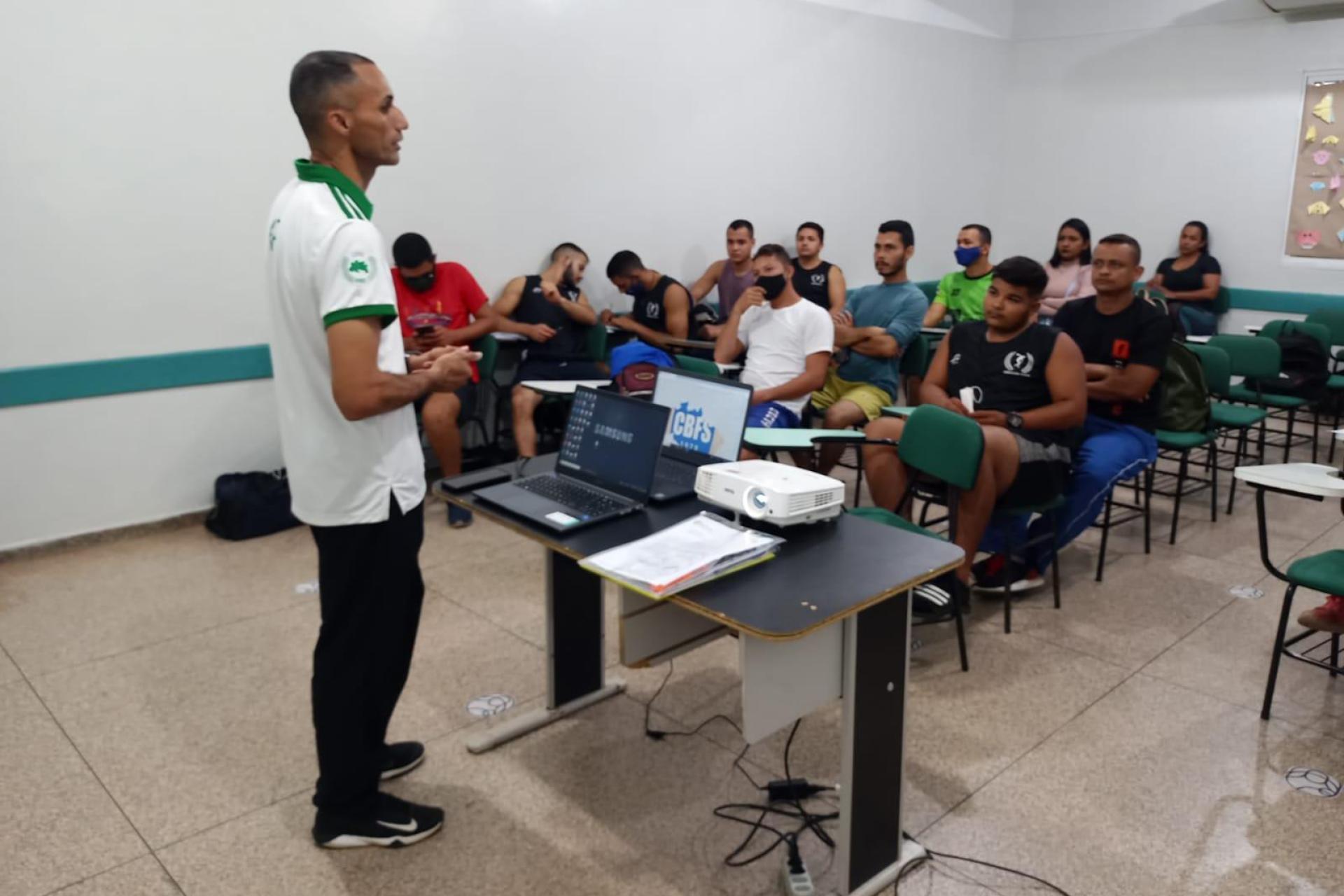 Grupo Madre Tereza recebe representante da Confederação Brasileira de Futsal