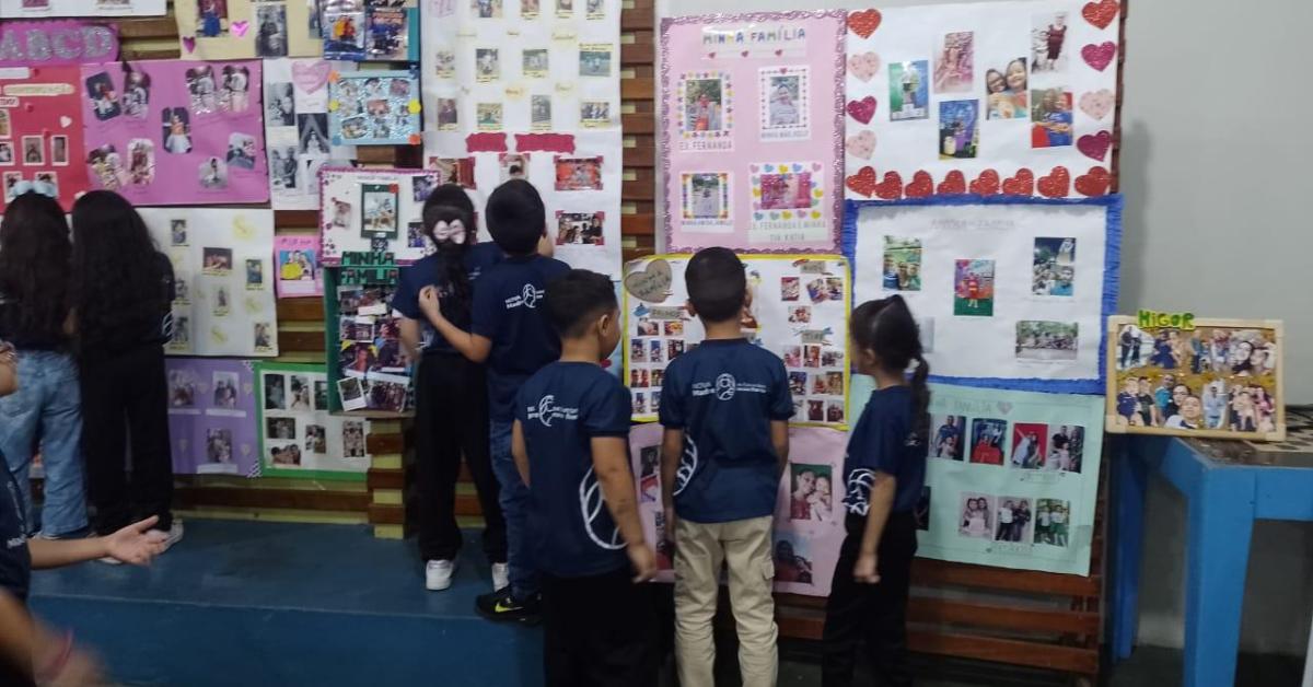 Raízes em Cores: Alunos do 1º Ano do Centro de Ensino Madre Tereza Celebram suas Histórias Familiares com Exposição de Cartazes