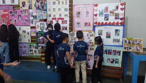 Raízes em Cores: Alunos do 1º Ano do Centro de Ensino Madre Tereza Celebram suas Histórias Familiares com Exposição de Cartazes