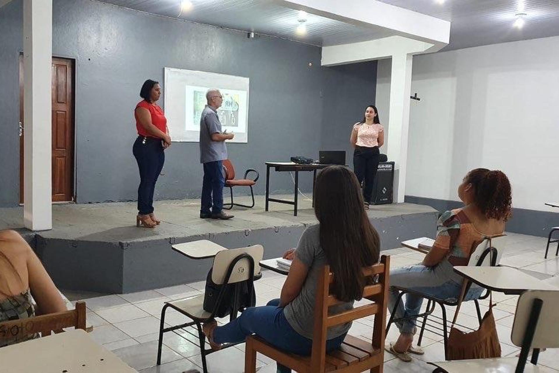 Representante do Grupo Madre Tereza palestra em Whorkshop da Prefeitura de Santana