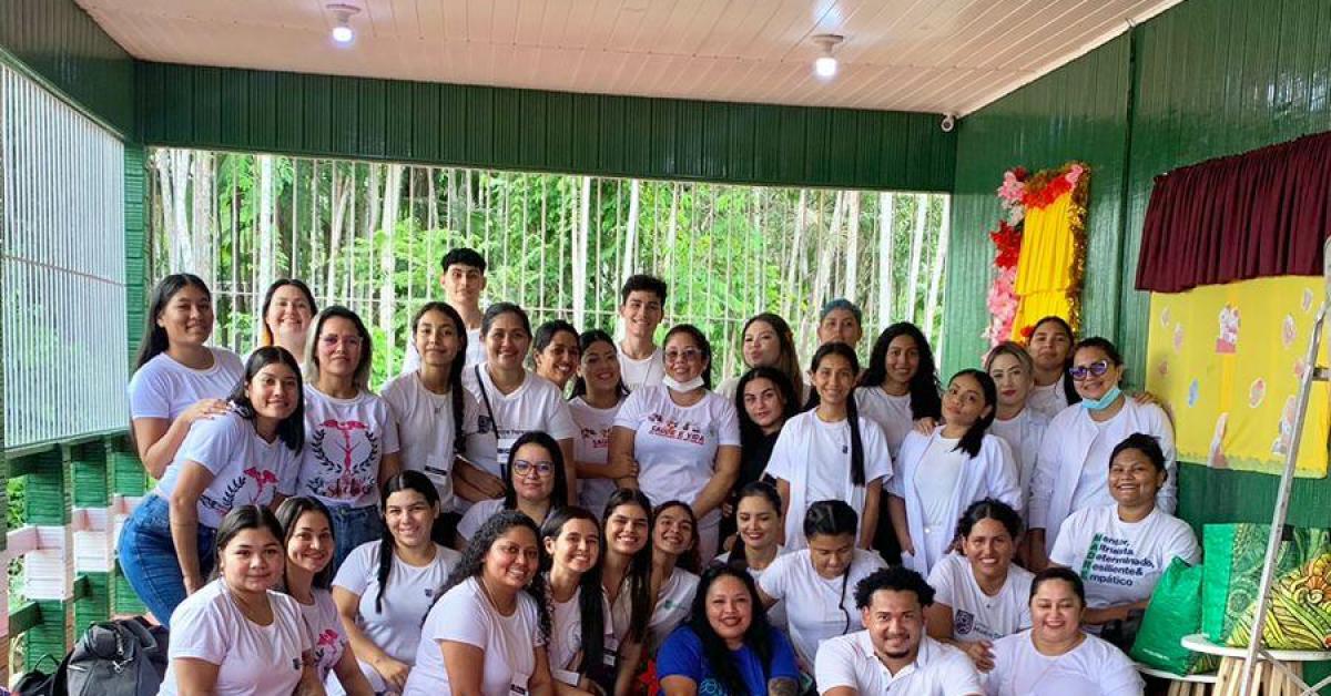 Um Dia das Mães Emocionante em uma Comunidade Ribeirinha Um Dia das Mães Emocionante em uma Comunidade Ribeirinha