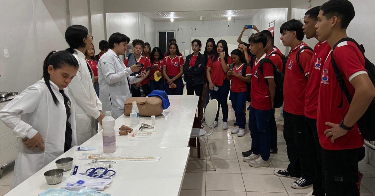Visita Técnica na Faculdade Madre Tereza: Alunos do Ensino Médio Conhecem o Curso de Enfermagem Visita Técnica na Faculdade Madre Tereza: Alunos do Ensino Médio Conhecem o Curso de Enfermagem